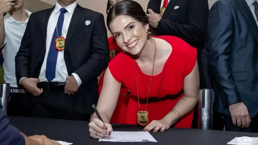 ‘mulher-deveria-ser-proibido’:-delegada-de-sp-e-alvo-de-ataques-machistas-apos-comemorar-posse