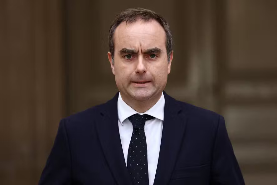 premie-frances-resiste-a-duas-votacoes-no-parlamento-para-tentar-sua-queda