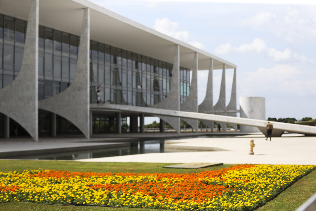 planalto-instala-grades-para-chegada-de-manifestantes-comandados-por-nikolas-ferreira
