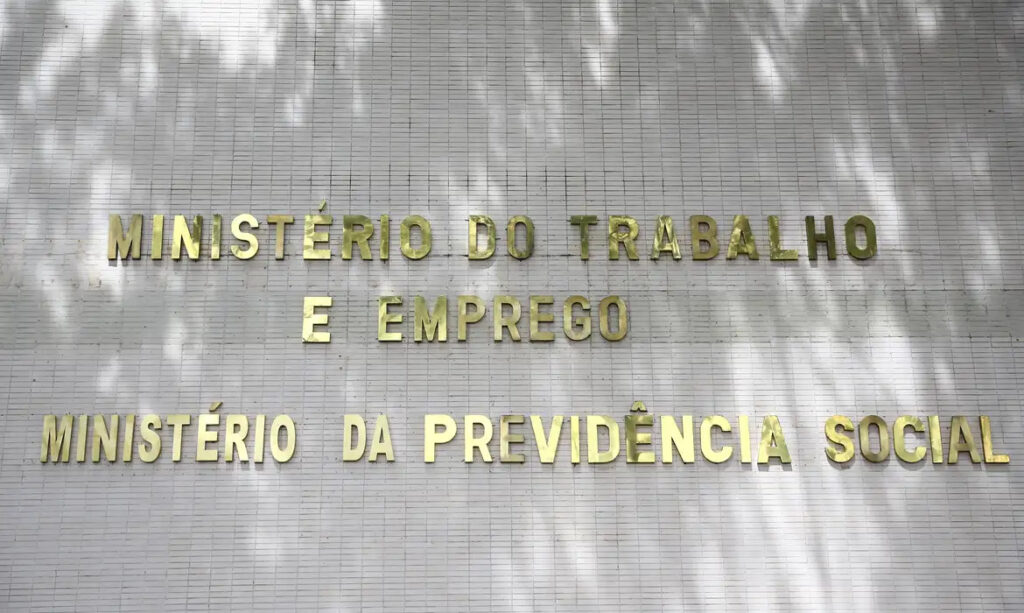 trabalhadores-podem-consultar-direito-ao-abono-salarial-a-partir-desta-quinta