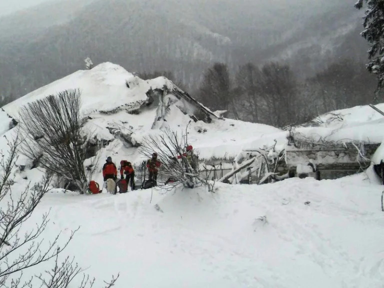 avalanche-mata-2-esquiadores-e-fere-1-no-norte-da-italia
