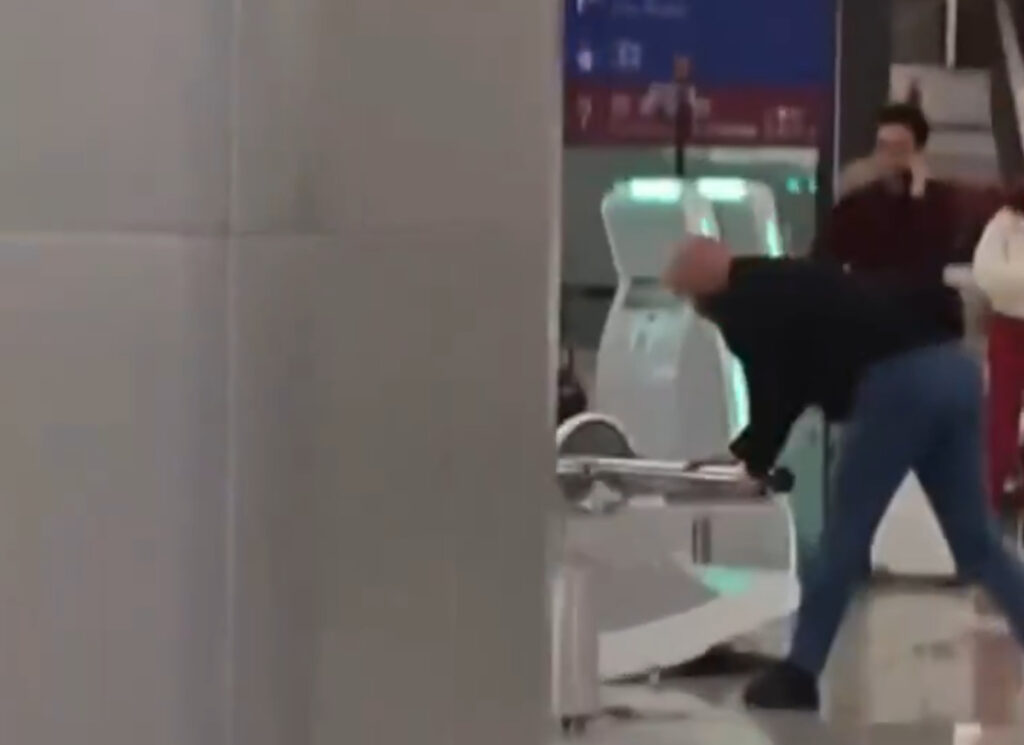 turista-britanico-e-preso-em-hong-kong-apos-destruir-maquinas-de-check-in-em-aeroporto