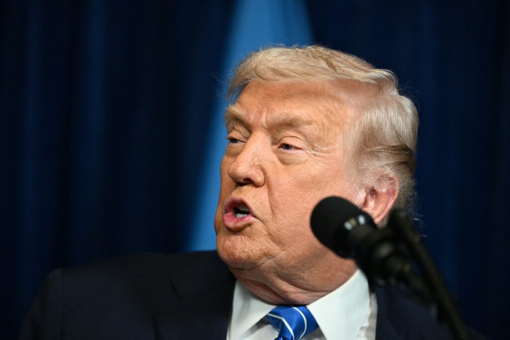 trump-avanca-no-culto-a-propria-personalidade-com-rosto-estampado-em-predios-publicos