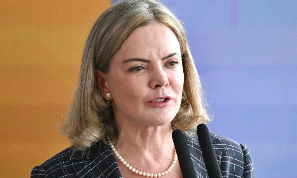 gleisi-afirma-que-bolsonaristas-foram-a-paulista-‘fantasiados-de-brasileiros’-para-atacar-lula