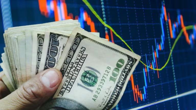 dolar-fecha-em-forte-queda,-a-r$-5,23,-com-guerra-no-oriente-medio-em-foco;-bolsa-sobe-mais-de-1%