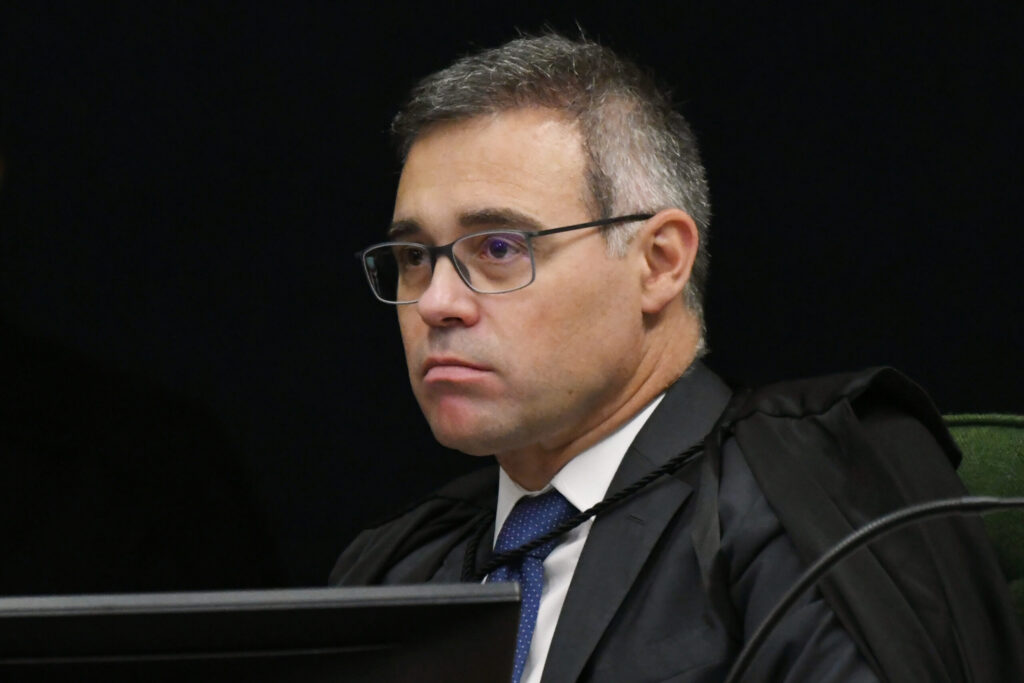 voo-com-andre-mendonca-e-fux-e-cancelado-para-inspecao-de-dano-em-aviao