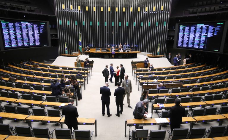 camara-aprova-projeto-que-abre-brecha-no-orcamento-para-licenca-paternidade