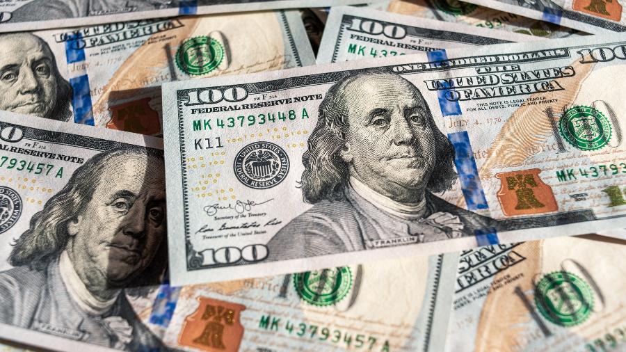 dolar-avanca-e-bolsa-recua,-com-novos-ataques-no-oriente-medio-e-ipca-15-de-pano-de-fundo