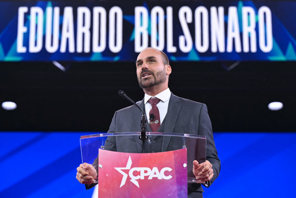 eduardo-diz-gravar-video-para-o-pai-em-congresso-da-direita,-mas-moraes-barrou-celular