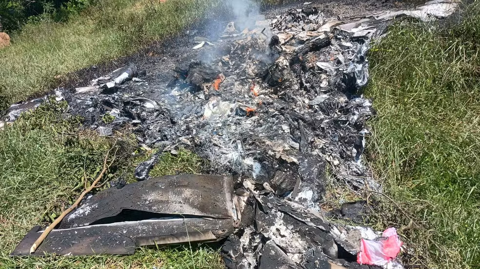 aviao-de-pequeno-porte-cai-em-rio-claro-(rj)-deixando-dois-mortos