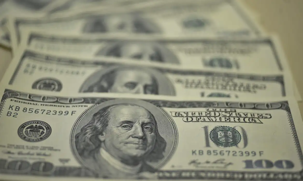 dolar-cai-para-r$-5,17-e-bolsa-sobe-com-expectativas-sobre-guerra
