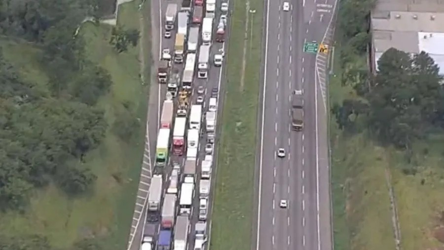 acidente-envolvendo-4-veiculos-bloqueia-rodoanel-e-causa-congestionamento