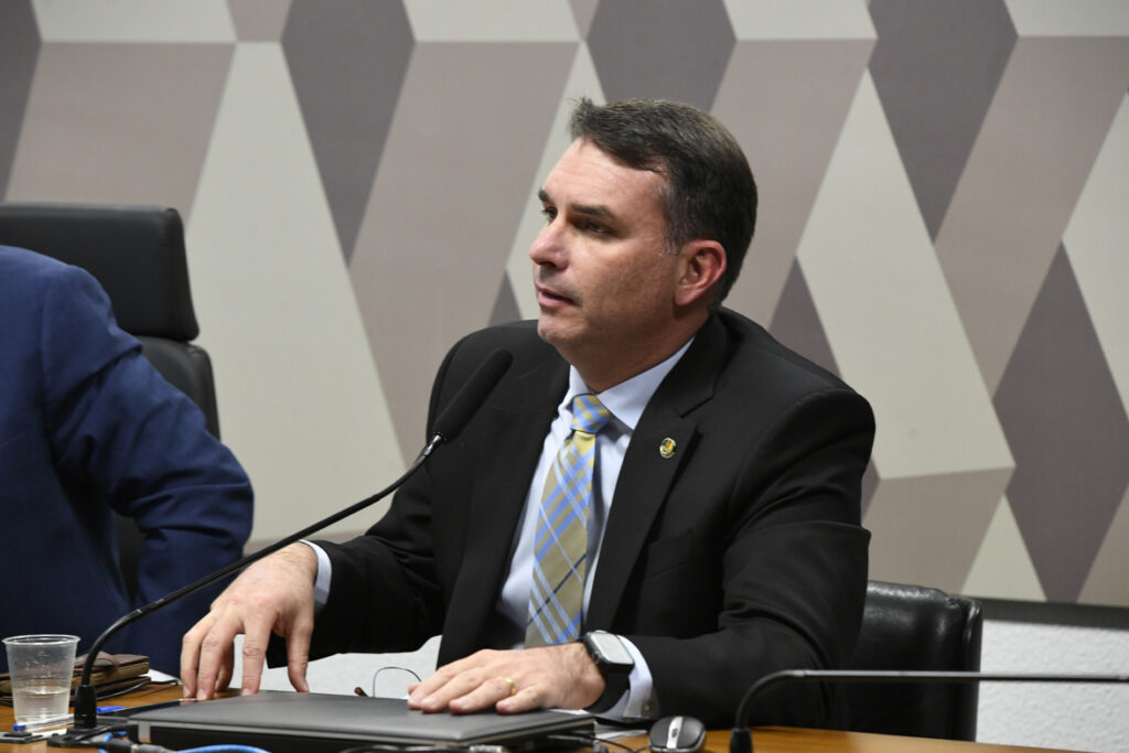 flavio-bolsonaro-reforca-negociacoes-por-alianca;-pp-e-uniao-brasil-sinalizam-apoio