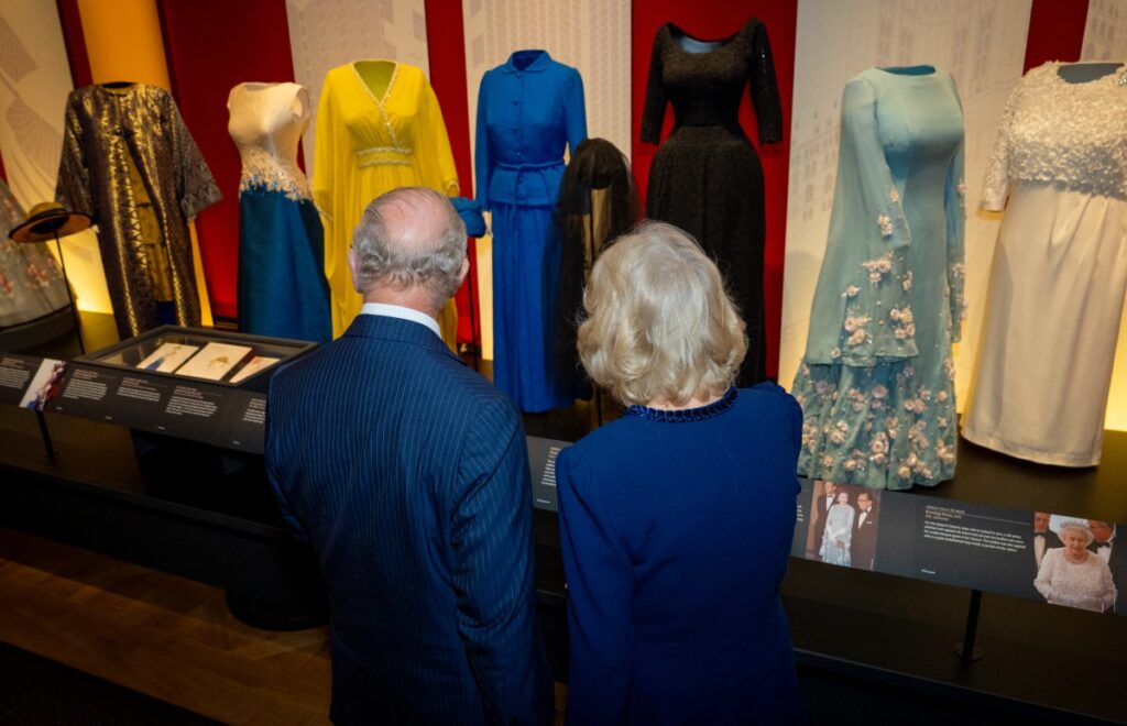 charles-iii-presta-homenagem-a-sua-mae-elizabeth-no-centenario-de-seu-nascimento