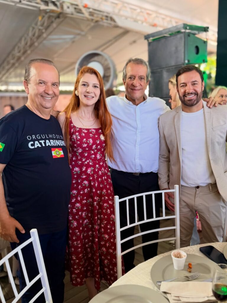 deputados-do-pl-discutem-apos-carlos-bolsonaro-ser-cortado-de-foto-nas-redes-sociais