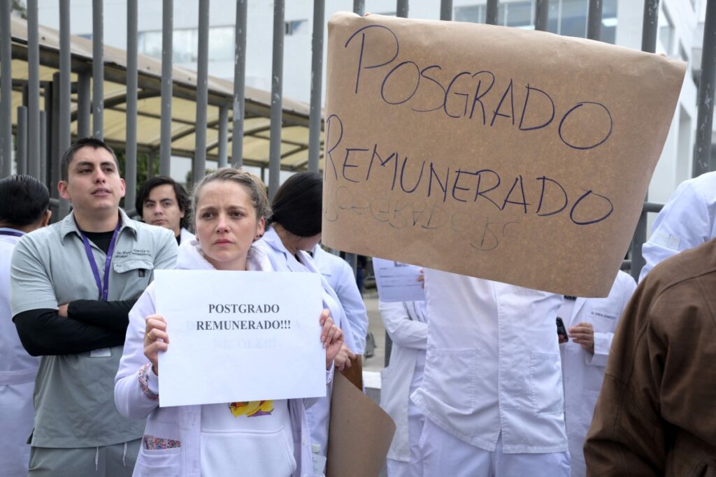 medicos-e-pacientes-protestam-contra-crise-no-sistema-de-saude-do-equador