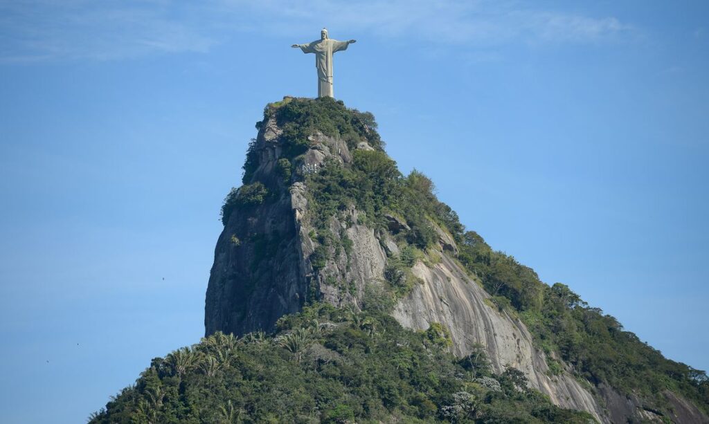 bombeiros-do-rj-resgatam-mais-de-8-mil-banhistas-no-mar-em-2026