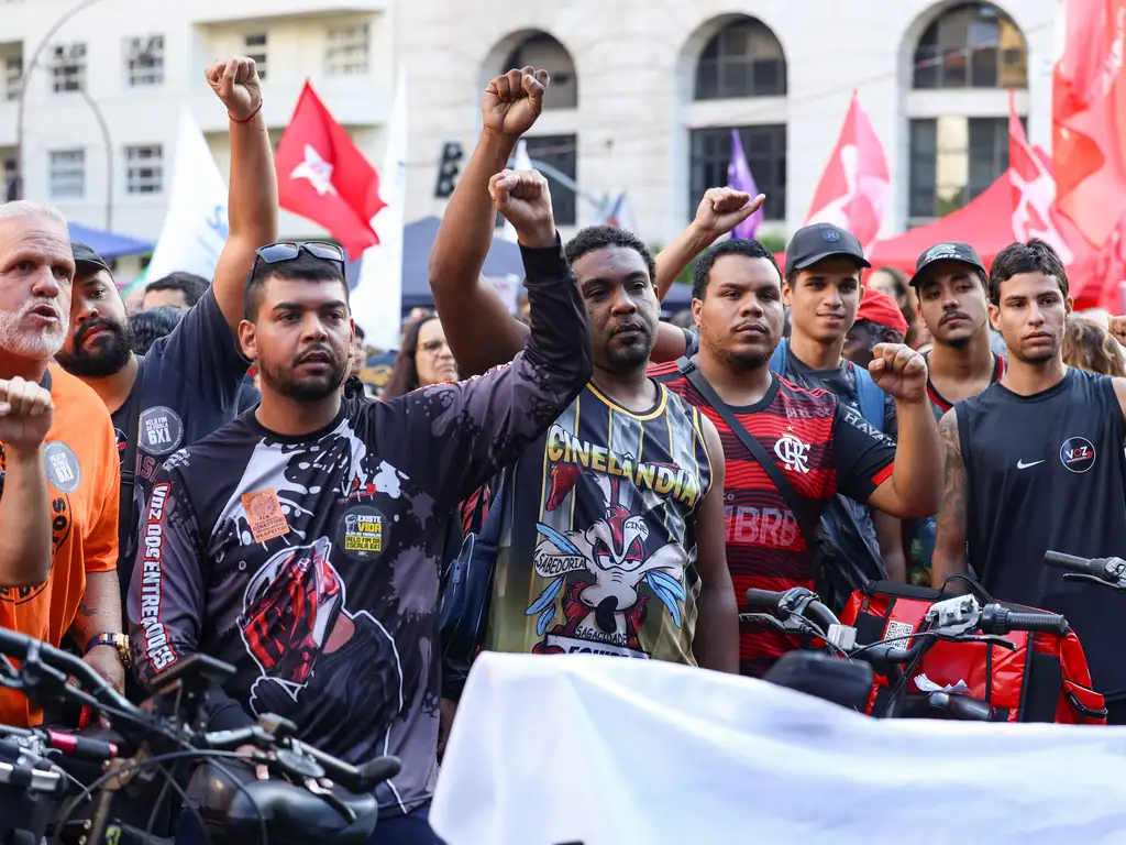 fim-da-escala-6×1-divide-manifestacoes-no-1o-de-maio,-com-esquerda-e-direita-nas-ruas