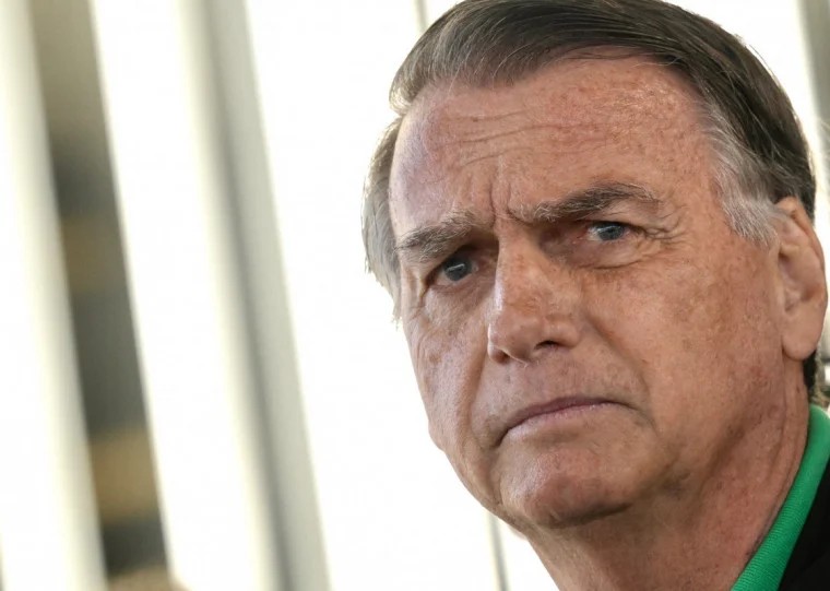 carlos-deixa-a-casa-de-bolsonaro-reclamando-de-dividir-o-tempo-das-visitas-entre-os-irmaos