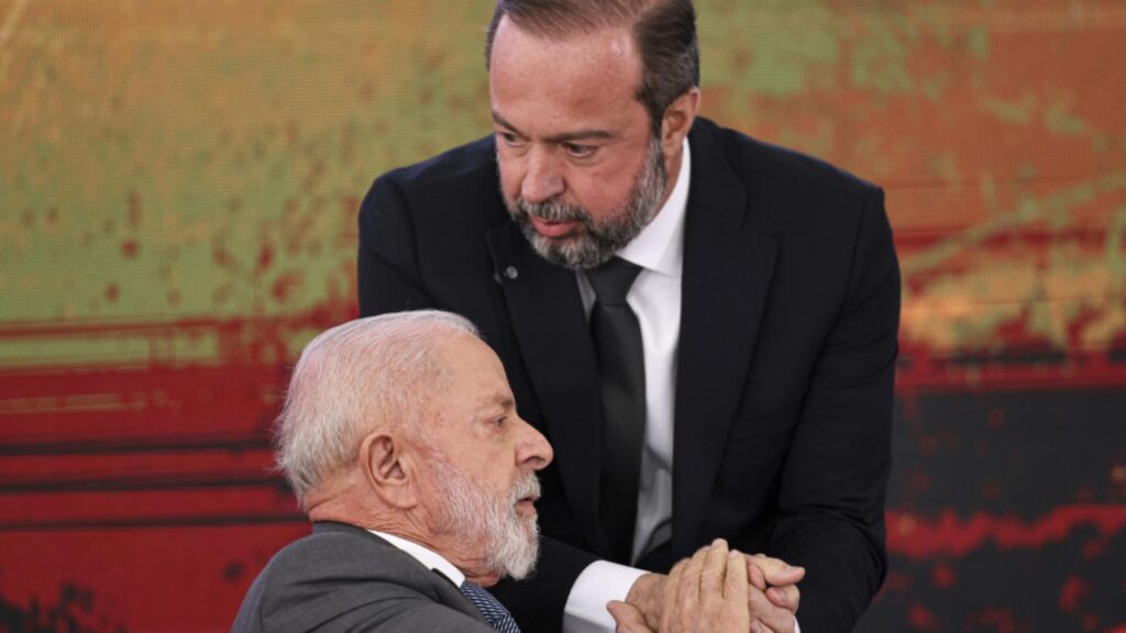 aumento-dos-combustiveis:-‘estamos-indiciando-quem-se-aproveita-para-ganhar-mais’,-diz-silveira