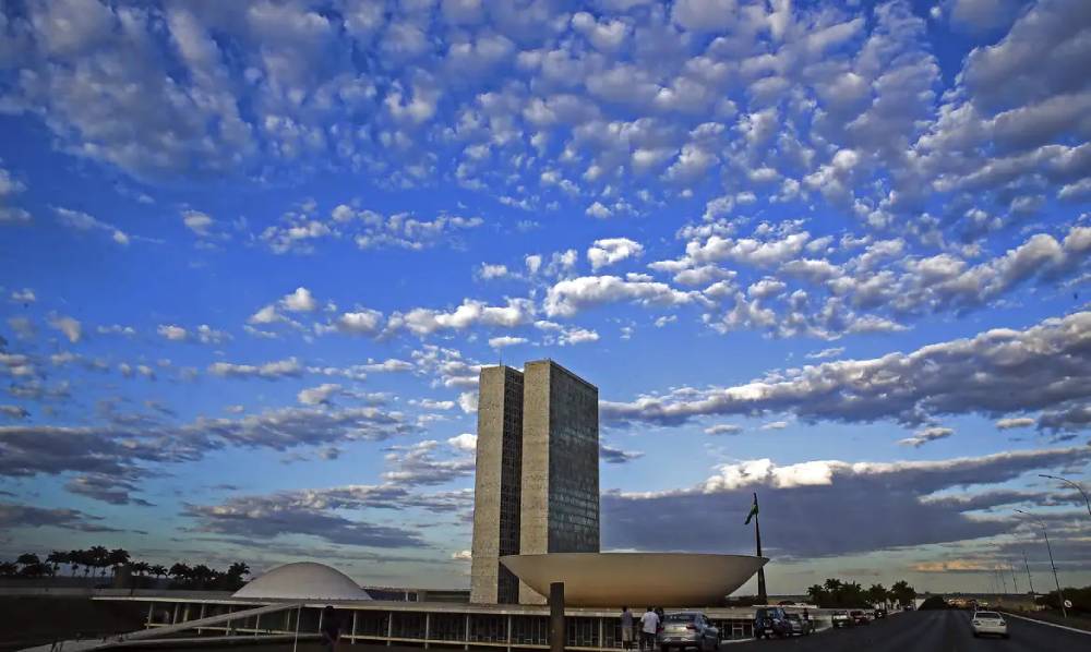 janela-leva-pelo-menos-85-deputados-a-trocar-de-partido-para-eleicao