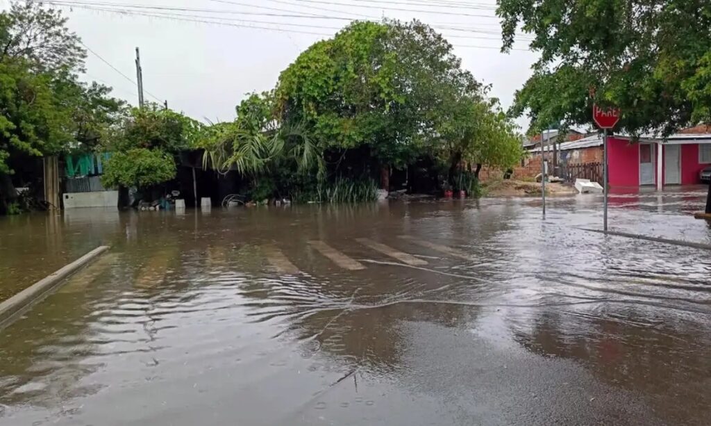 chuvas-deixam-mais-de-500-desalojados-no-rs;-cidade-decreta-emergencia,-e-rodovias-sao-afetadas