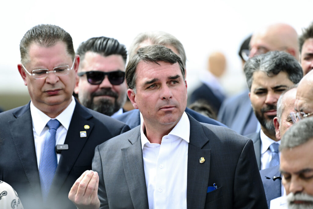 flavio-bolsonaro-diz-que,-se-eleito,-usara-seu-prestigio-para-reduzir-maioridade-penal