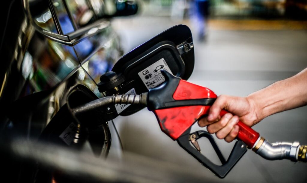anp:-diesel-s-10-cai-0,5%,-gasolina-recua-0,2%-e-glp-fica-estavel-entre-3-e-9-de-maio