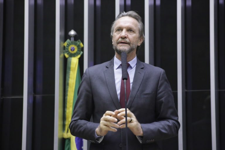 lider-do-pt-na-camara-dos-deputados-comemora-suspensao-da-lei-da-dosimetria-por-moraes