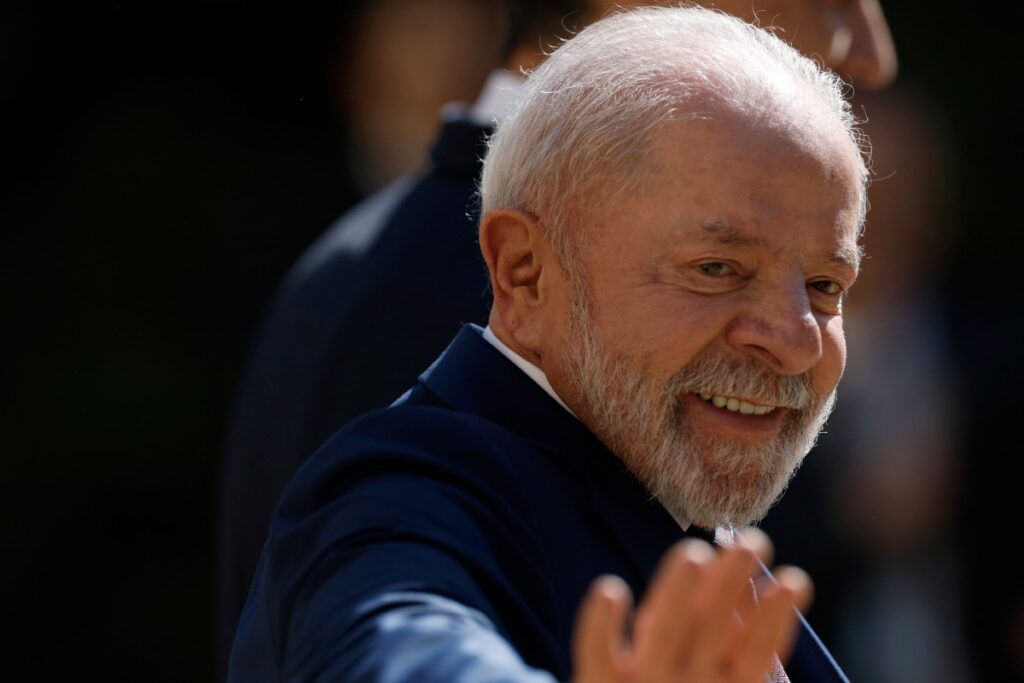 lula-caminha-sem-camisa-e-de-bone-16-dias-apos-cirurgia