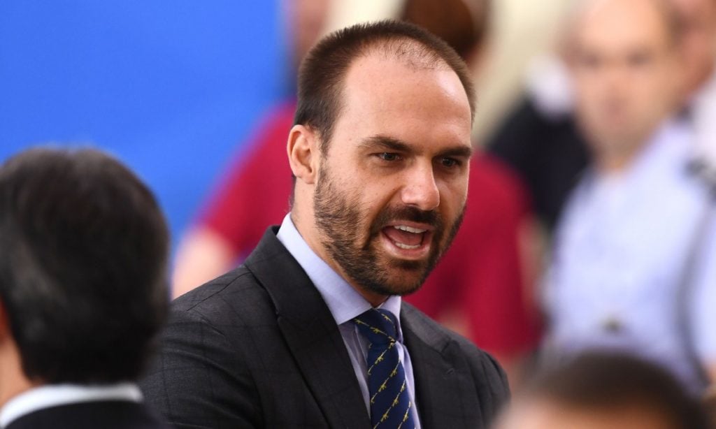 eduardo-muda-versao-e-diz-que-pos-us$-50-mil-em-filme-sobre-bolsonaro