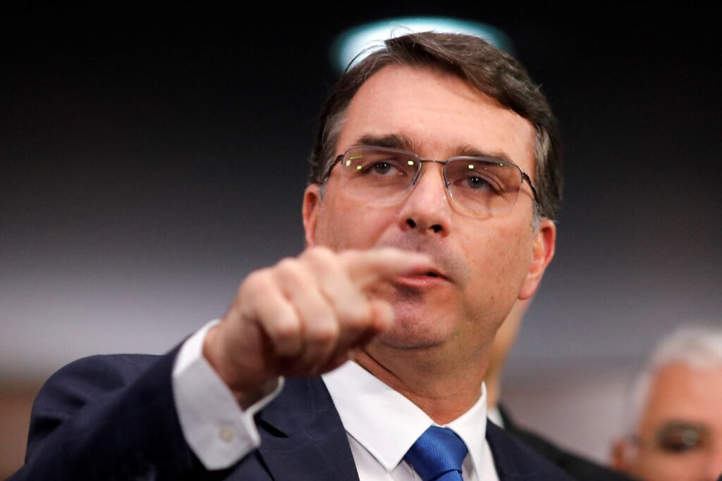 flavio-bolsonaro-faz-aceno-a-tarcisio-e-cita-troca-de-delegado-da-pf-e-endividamento