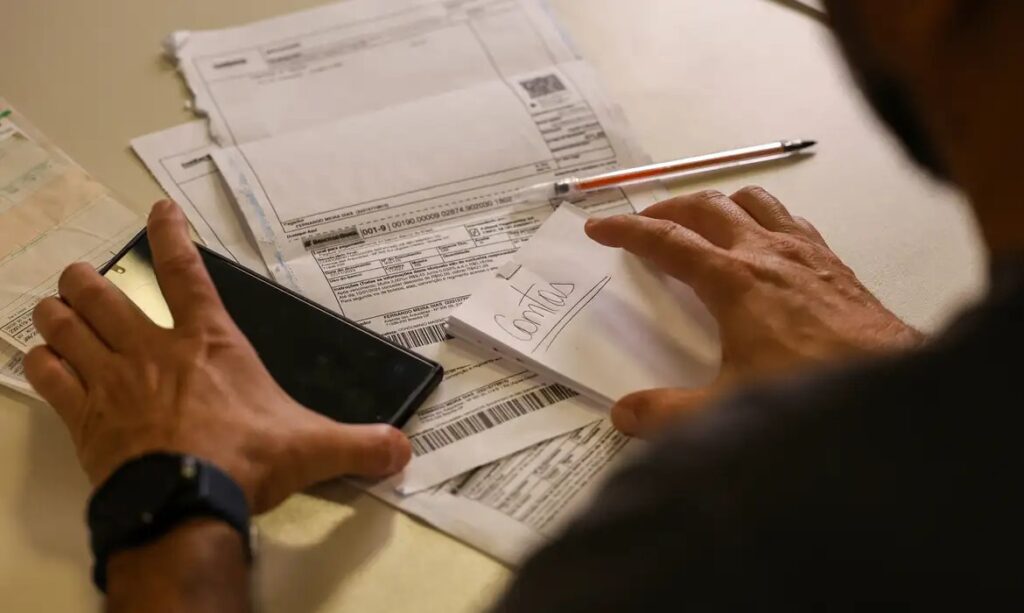 endividamento,-guerra-e-juro-alto-pesam,-e-bancos-devem-manter-oferta-de-credito-reduzida