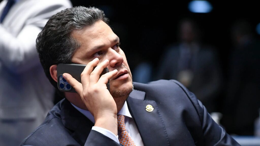 flavio-bolsonaro-e-deputados-do-pt-cobram-cpi-do-master,-e-alcolumbre-ignora