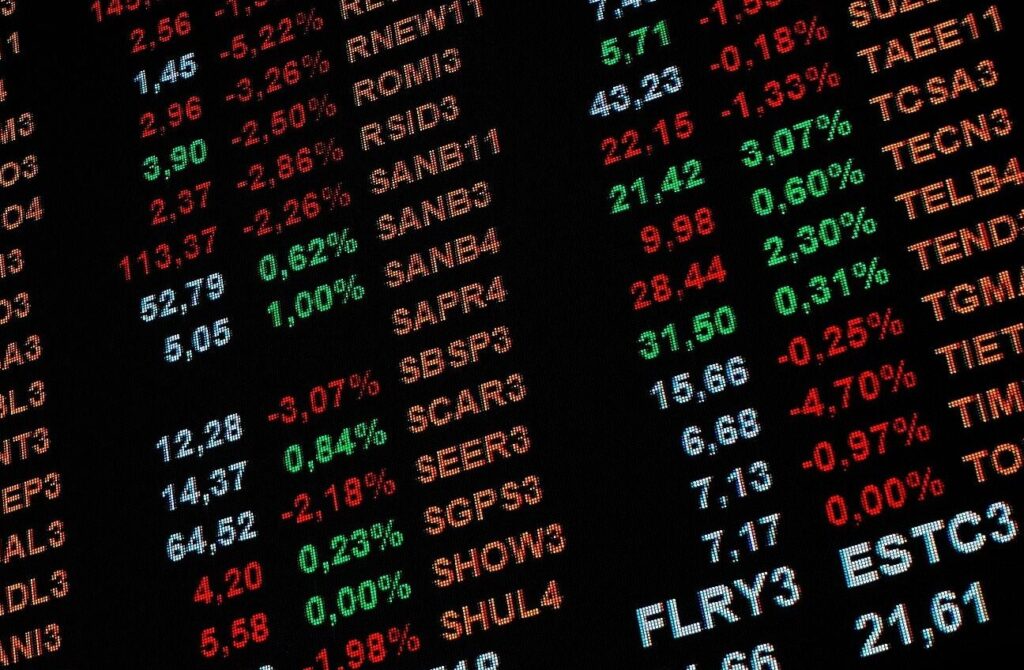 dolar-tem-leve-queda-com-possivel-acordo-entre-eua-e-ira-no-radar;-ibovespa-fecha-na-maxima