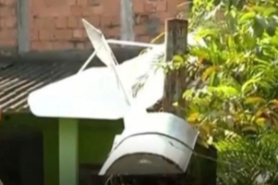aviao-de-pequeno-porte-cai-sobre-casa-no-rj-e-piloto-morre
