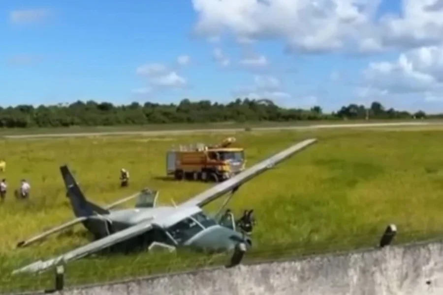 aviao-da-fab-sai-da-pista-em-porto-seguro-(ba)-e-fecha-aeroporto-por-4-horas
