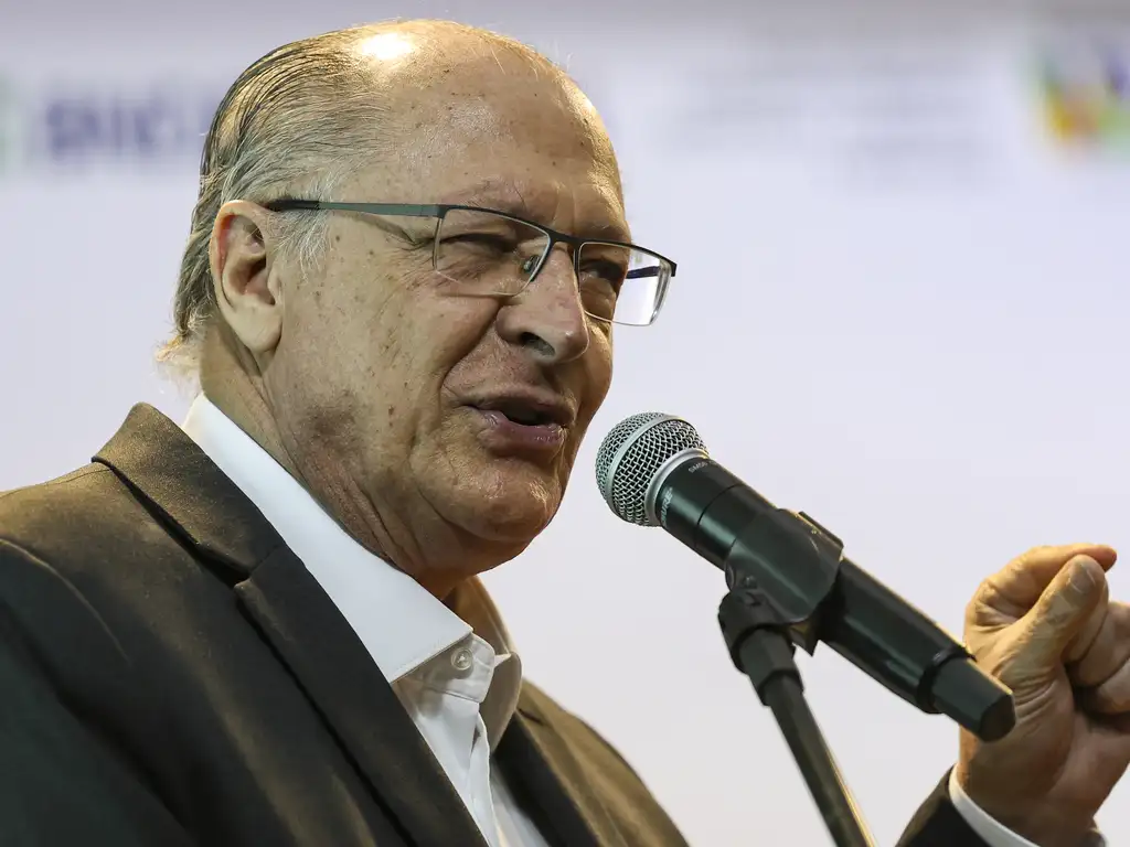 alckmin-diz-que-governo-federal-trabalhara-para-incluir-ferrovias-no-plano-clima