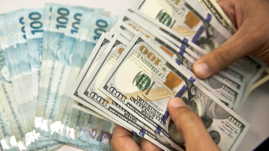 dolar-abre-em-alta-apos-divulgacao-da-ata-do-copom