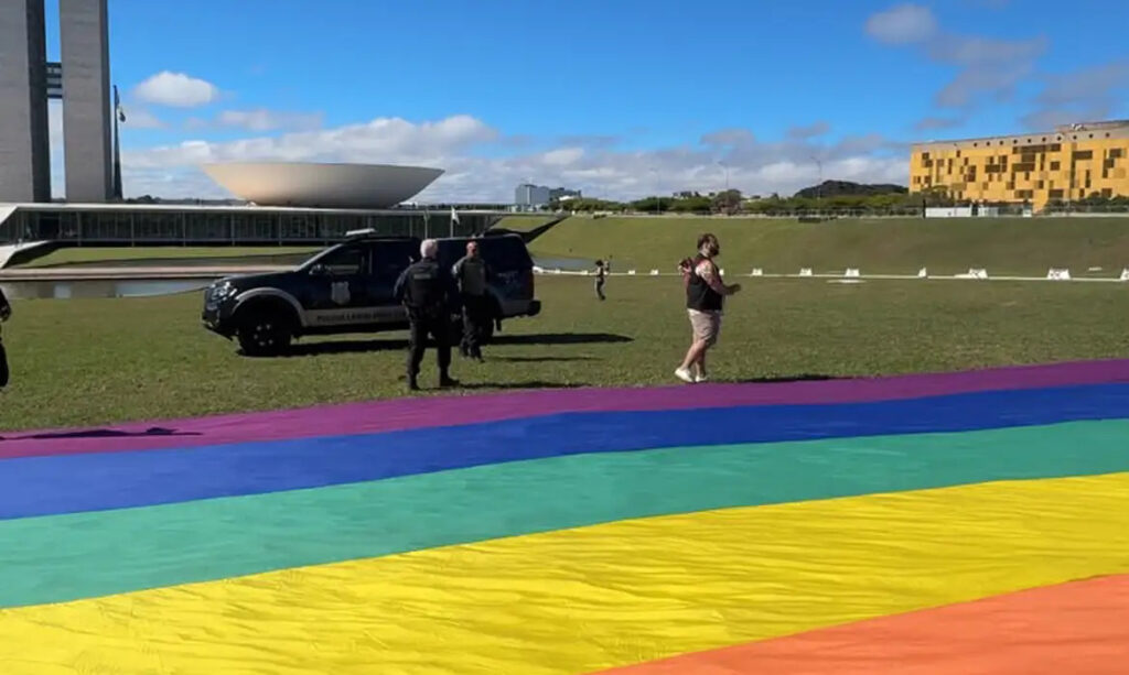 ativistas-sao-barrados-com-bandeira-lgbtqia+-no-congresso