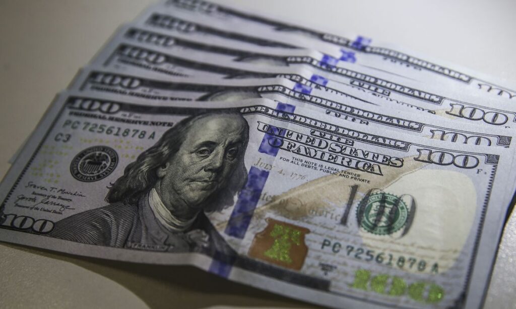 dolar-recua-e-bolsa-tem-forte-queda-com-investidores-a-espera-de-novos-dados-economicos