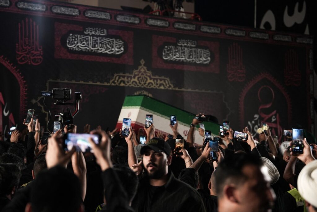 ultima-etapa-do-funeral-do-ex-lider-iraniano-khamenei-e-realizada-no-iraque