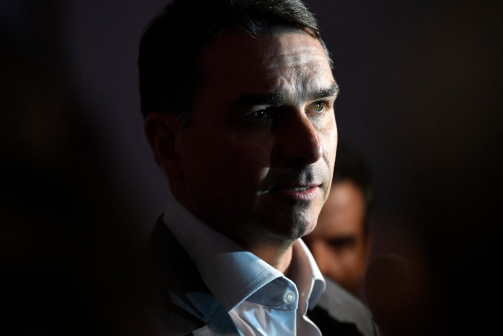criticas-a-flavio-bolsonaro-impulsionam-caiado-nas-redes,-aponta-levantamento-da-ap-exata
