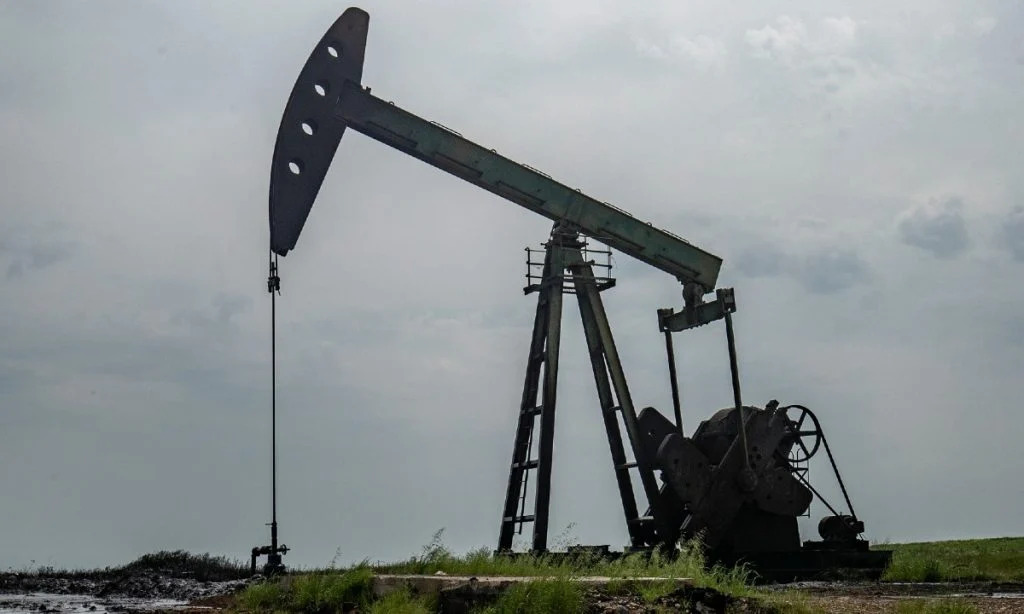 petroleo-amplia-alta-em-meio-a-novos-ataques-em-hormuz