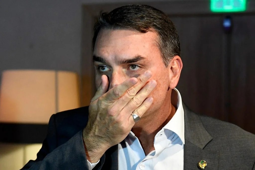 flavio-bolsonaro-diz-que-‘nao-tem-relacao’-com-michelle-e-nao-vai-pressiona-la-por-apoio