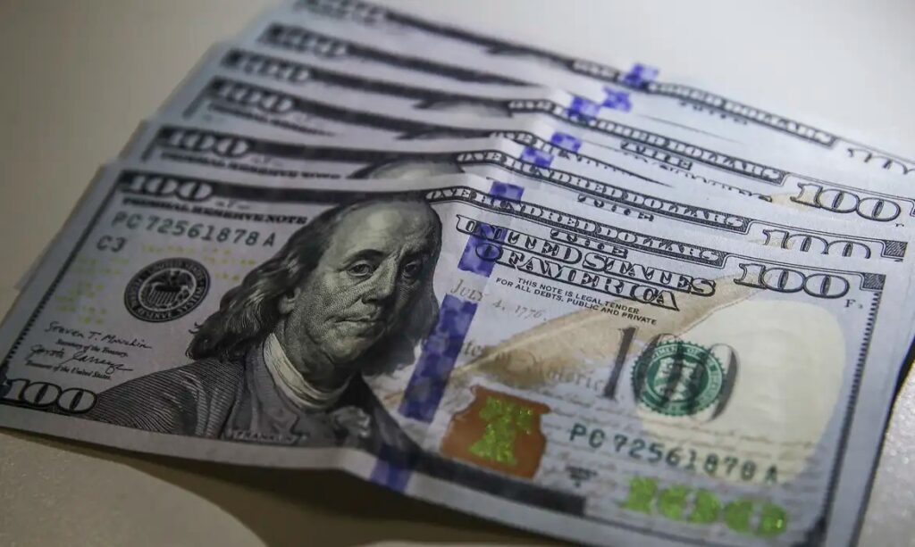 dolar-sobe-0,40%-com-mau-humor-externo-e-desconforto-com-‘tarifaco’