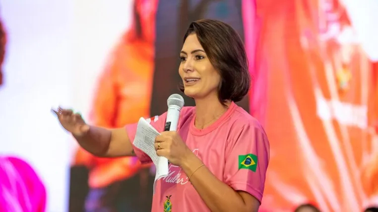 pesquisa-mostra-que-michelle-pode-ter-dado-um-abraco-de-afogados-em-flavio-bolsonaro