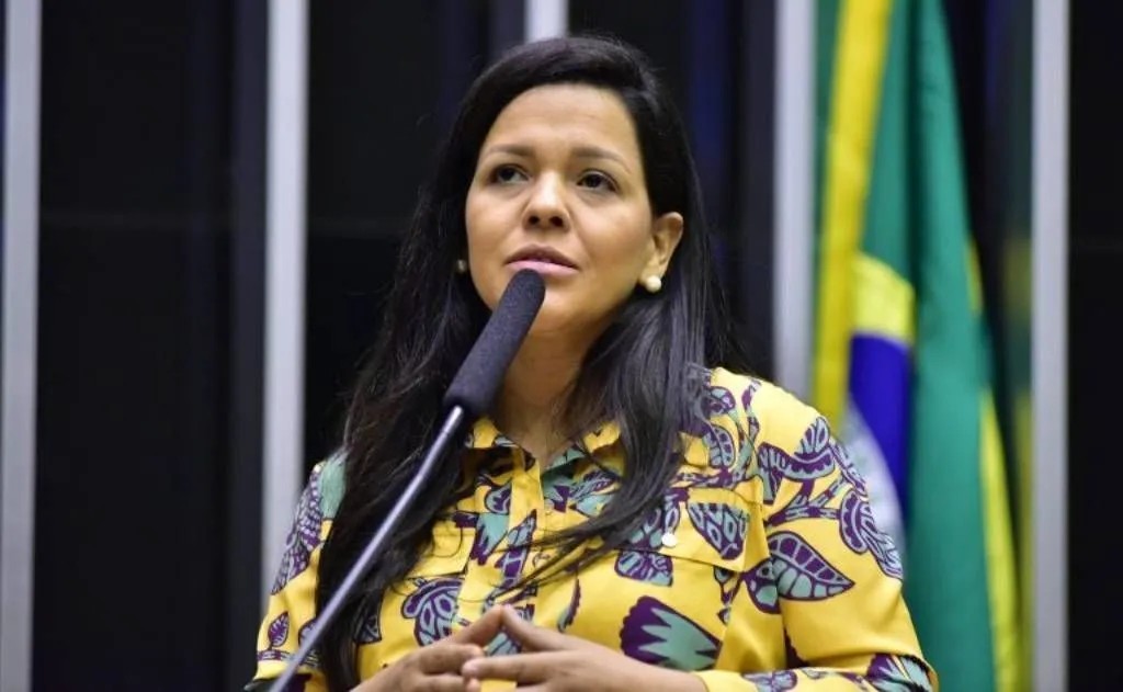 priscila-costa,-pivo-da-crise-entre-flavio-bolsonaro-e-michelle-no-ce,-deixa-disputa-ao-senado