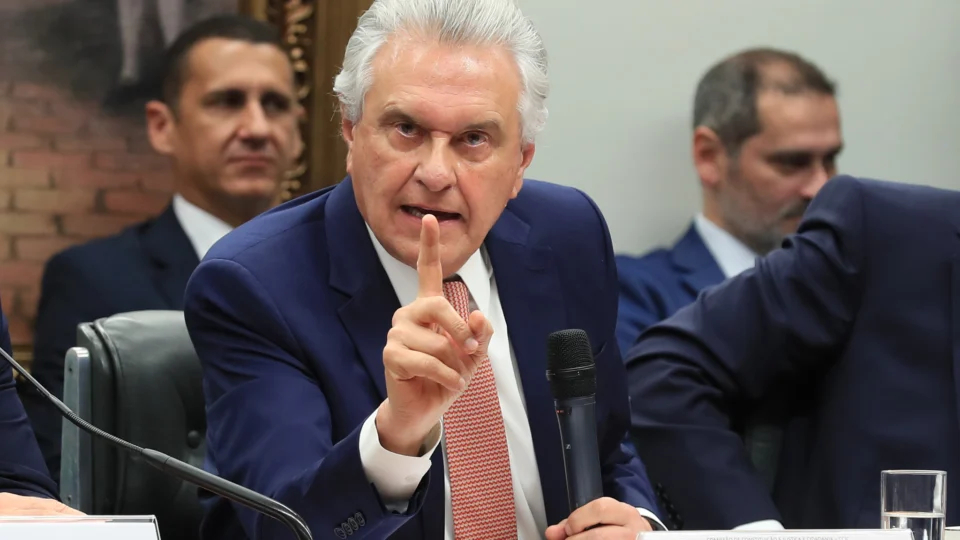 caiado-critica-fala-de-flavio-bolsonaro-a-embaixadores-contra-as-urnas