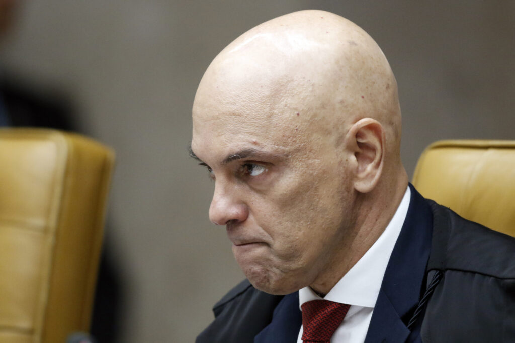para-59%,-moraes-agiu-mal-ao-proibir-visita-de-flavio-a-jair-bolsonaro,-diz-datafolha